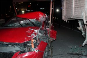 Park halindeki kamyona &ccedil;arpan s&uuml;r&uuml;c&uuml; yaralandı