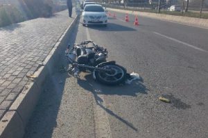 Motosiklet otomobile &ccedil;arptı: 2 yaralı