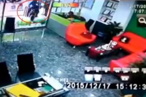 Hızını alamayan motosiklet kafeye girdi