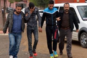 Adana'da yakıt alırken pompacının telefonunu &ccedil;aldılar