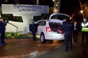 Otomobiliyle otel tabelasına &ccedil;arpan kadın şoka girdi