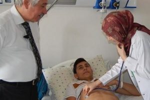 Doktorları şaşırtan gencin organları ters tarafta!