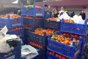 Rusya'nın almadığı 20 ton sebze ve meyve halka dağıtıldı