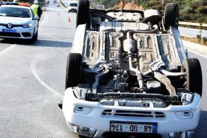 Takla atan otomobildeki 3 kişi yaralandı