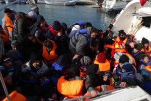 &Ccedil;anakkale'de 58 kişi &ouml;lmek &uuml;zereyken kurtarıldı