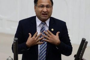 &Ouml;zcan Pur&ccedil;u'nun konuşması sırasında renkli anlar