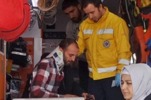 Otomobil ile kamyonet &ccedil;arpıştı: 3 yaralı