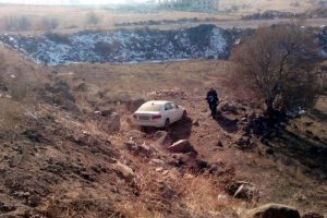 Şarampole yuvarlanan s&uuml;r&uuml;c&uuml;y&uuml; hava yastıkları kurtardı