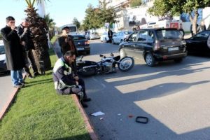 Motosikletli trafik polisi kazada yaralandı