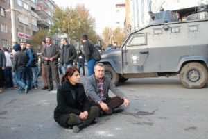 HDP'li vekil caddenin ortasına oturdu