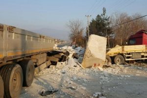 Mermer y&uuml;kl&uuml; TIR'lar &ccedil;arpıştı, yol ulaşıma kapandı