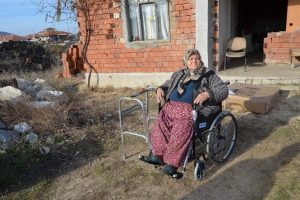 Su şişesi kapakları, bir engelliyi sevindirdi