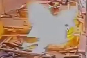 Dikkatsiz iş&ccedil;i k&uuml;le d&ouml;n&uuml;yordu