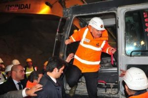 Bakan Binali Yıldırım t&uuml;nel a&ccedil;arken iş makinesi aniden hareketlenince panik &ccedil;ıktı