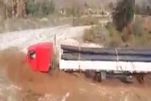 Dev TIR, sel sularının i&ccedil;inden b&ouml;yle ge&ccedil;ti