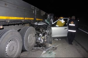 Yardım i&ccedil;in duran TIR'a &ccedil;arptı: 1 &ouml;l&uuml;