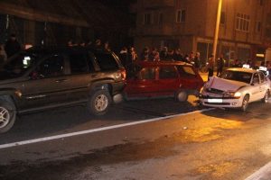 Alkoll&uuml; s&uuml;r&uuml;c&uuml; zincirleme kazaya yol a&ccedil;tı