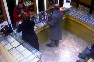 Soydukları kuyumcudan ka&ccedil;arken rol yaptılar