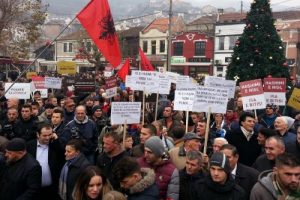 Kosova'da h&uuml;k&uuml;met karşıtı protestoya binlerce kişi katıldı