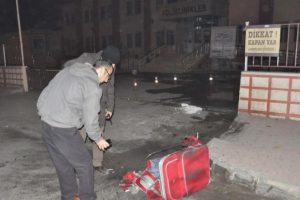 Hastane &ouml;n&uuml;ndeki bavul bomba paniği yaşattı