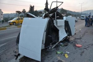 Otomobil karşı şeride ge&ccedil;ti: 2 yaralı