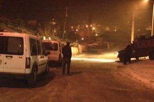 Oğlunu &ouml;ld&uuml;rd&uuml;, anne ve babasını rehin aldı