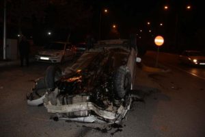 Kontrolden &ccedil;ıkan otomobil ağaca &ccedil;aptı: 2 yaralı