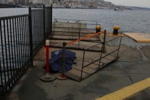 Emin&ouml;n&uuml;'nde denizde ceset bulundu