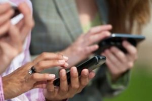 Cep telefonu bel ve boyun fıtığı yapıyor
