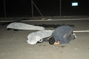 Asfaltta selfie &ccedil;eken gen&ccedil;lerin &uuml;zerinden kamyonet ge&ccedil;ti: 2 &ouml;l&uuml;