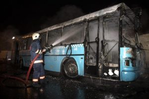 Bağcılar'da halk otob&uuml;s&uuml; molotofkokteyli ile yakıldı