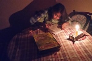 Hakkari'de &ouml;ğrenciler mum ışığında ders &ccedil;alışıyor