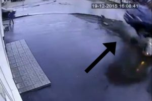Rusya'da park halindeki aracın &uuml;st&uuml;ne u&ccedil;tu