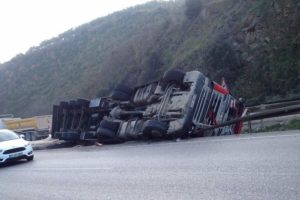 Bursa'da feci kaza! Kamyon devrildi trafik &ccedil;ileye d&ouml;nd&uuml;!