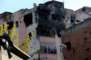 Ter&ouml;ristlerden Sur'da kameralı tuzak