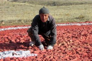 &Ccedil;akıl taşlarıyla dev T&uuml;rk bayrağı yaptı