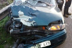 Sakarya'da otomobil kamyona &ccedil;arptı: 2 yaralı