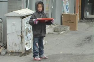 Anne dileniyor, kızı mendil satıyor