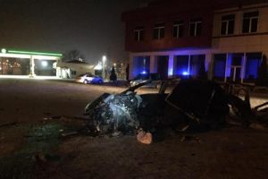 Beton direğe &ccedil;arpan otomobilin s&uuml;r&uuml;c&uuml;s&uuml; &ouml;ld&uuml;