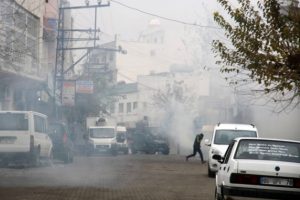 Şırnak'ta ter&ouml;ristler okul ve sağlık ocağını yaktı