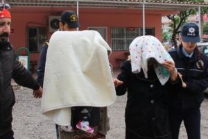 Adana'da kucağında bebeğiyle cezaevine g&ouml;t&uuml;r&uuml;ld&uuml;