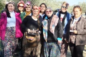 Şalvar giyen Prof. Karatay zeytine doyamadı