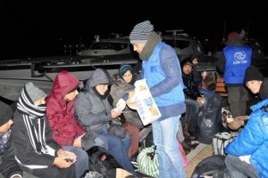 &Ccedil;anakkale'de denizde 6 saat kurtarılmayı beklediler