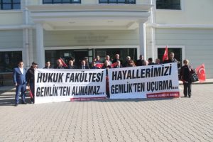 Bursa Gemliklilerin 'hukuk' m&uuml;cadelesi