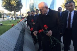 TBMM Başkanı Kahraman, Aliyev'in mezarını ziyaret etti