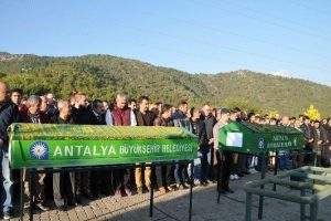 Selfie kazasında &ouml;len iki gen&ccedil; yan yana toprağa verildi