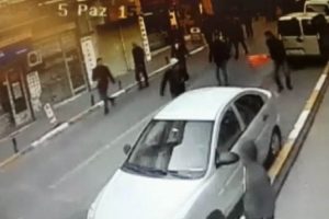 M&uuml;dahaleden ka&ccedil;arken AK Parti b&uuml;rosuna saldırdılar