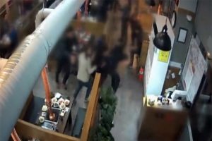 Restoranın tavanı &ccedil;&ouml;kt&uuml;: 12 yaralı