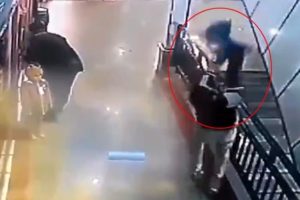 Aşağı d&uuml;şen &ccedil;ocuğu havada tuttu