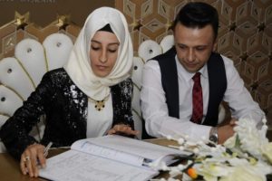 Cami avlusundan nikah masasına